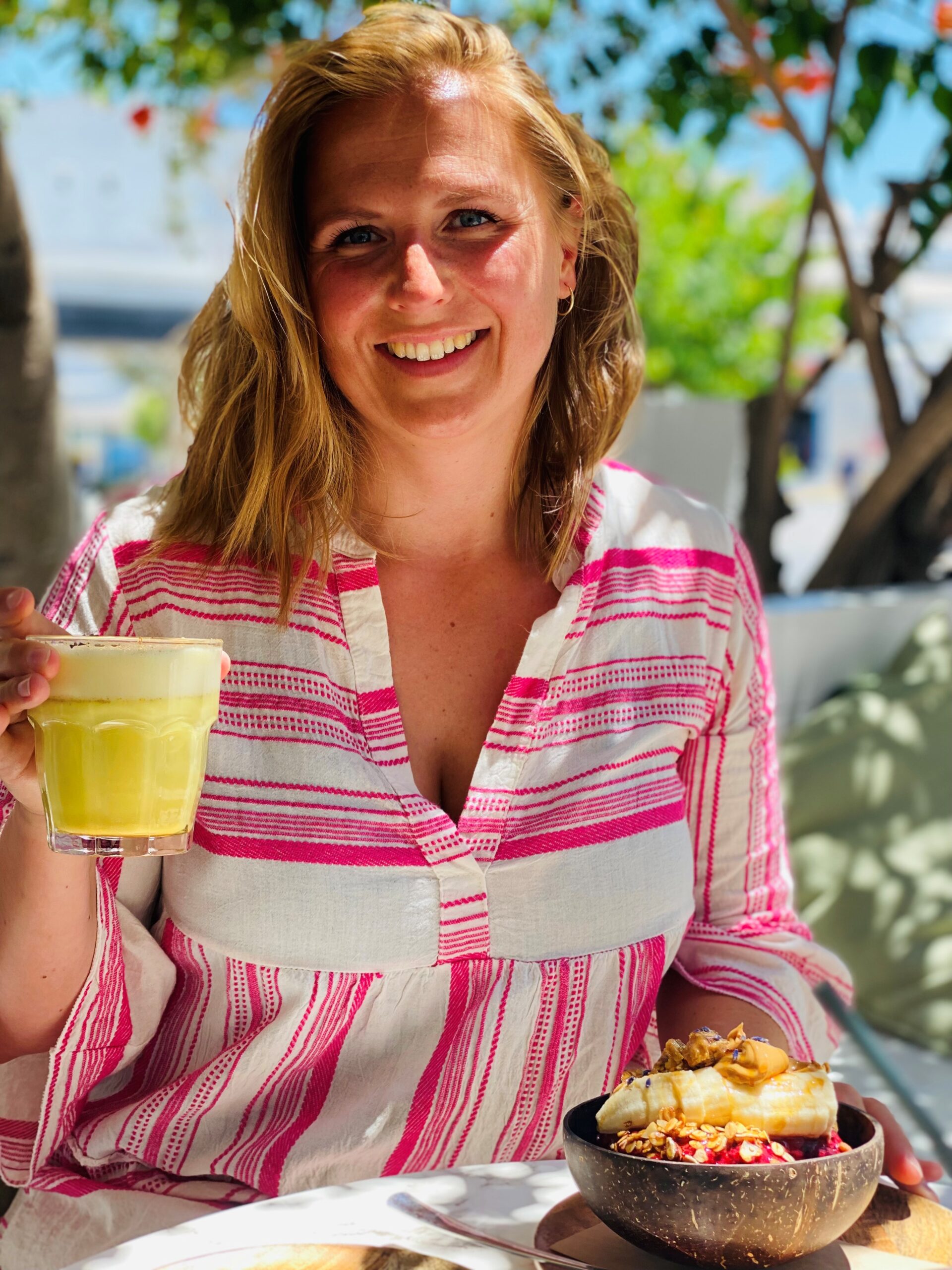 Julia beim Frühstücken mit Crunchy Queen Müsli